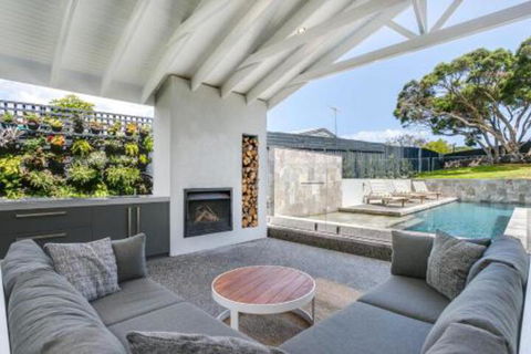 Sorrento Beauty With Sparkling Pool - Wagga Wagga Accommodation 3