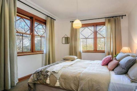 Treetops Elegant Inviting Designer Cedar Home - New South Wales Tourism  2