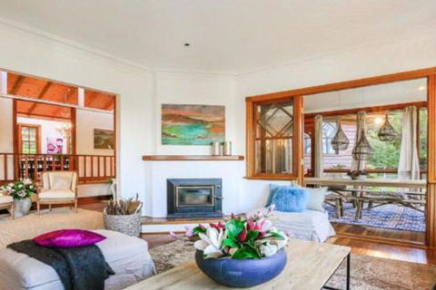 Treetops Elegant Inviting Designer Cedar Home - New South Wales Tourism  6