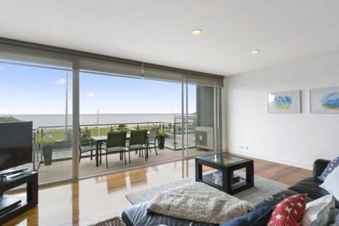 LOUTTIT BAY APARTMENT 1 Free Wifi Ocean Views & The Ultimate Location - Whitsundays Tourism 0
