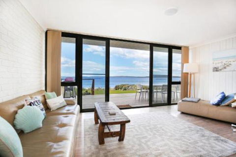 Azure Absolute Beachfront Pet Friendly - NT Tourism 7