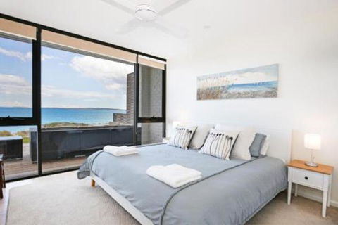 Azure Absolute Beachfront Pet Friendly - NT Tourism 6
