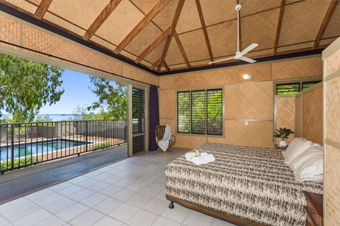 Absolute Beachfront - Whitsundays Tourism 4