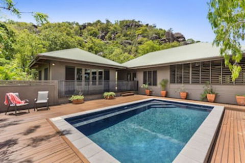 Absolute Beachfront - Whitsundays Tourism 0