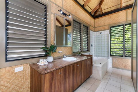 Absolute Beachfront - Whitsundays Tourism 7