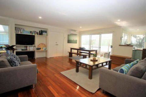 MAGIC BEACH HOUSE PET FRIENDLY - Accommodation Airlie Beach 6