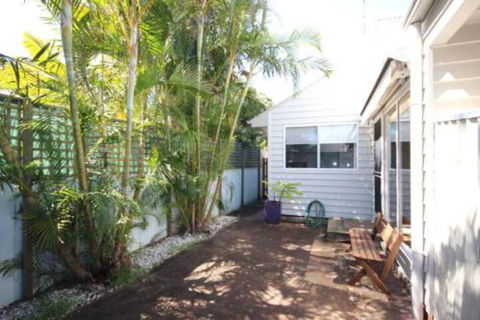 MAGIC BEACH HOUSE PET FRIENDLY - Accommodation Airlie Beach 7