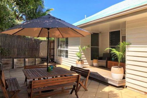 MAGIC BEACH HOUSE PET FRIENDLY - Accommodation Airlie Beach 0