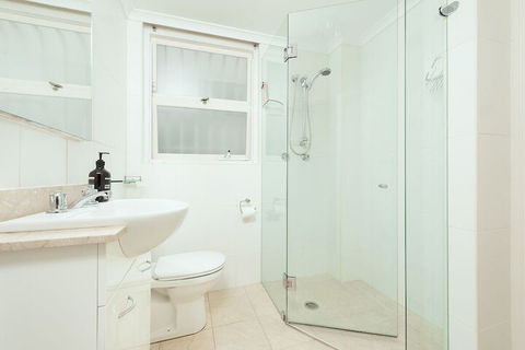 Harbour Front Single Level Apartment - Accommodation Find 2