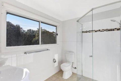 Luxurious Lake Front Long Jetty - Accommodation Newcastle 2