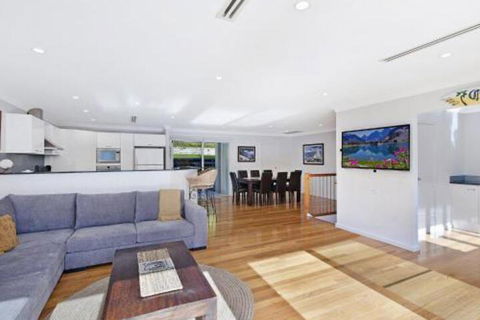 Luxurious Lake Front Long Jetty - Accommodation Newcastle 3