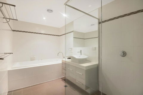 Breakwater Views Apartments - Holiday Melbourne 5