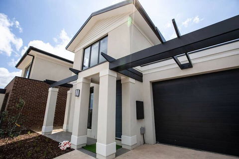 Captivating Large 4br@narre Warren - Yamba Accommodation 6