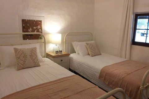 Pines Cottage - Kempsey Accommodation 4