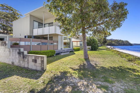 Foreshore Drive 55 - Sunshine Coast Guide 1