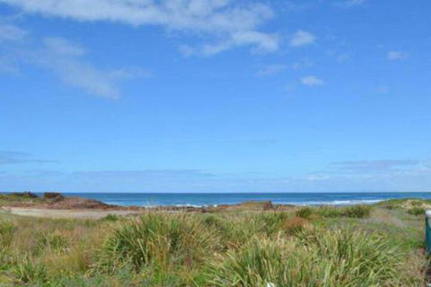 Birubi Breezes 2 / 7 Fitzroy St. Large Duplex With Air Conditioning WIFI & Only 5 Minute Walk To The Beach - Cruises Travel 7