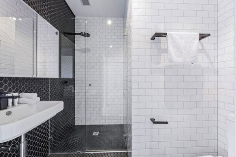 HomeHotel High End 3 Bedroom Terrace With Parking - Victoria Tourism 1