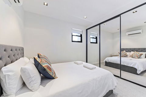HomeHotel High End 3 Bedroom Terrace With Parking - Victoria Tourism 2