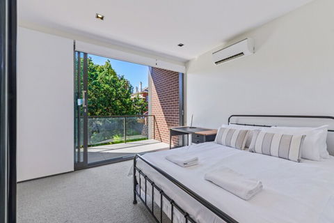 HomeHotel High End 3 Bedroom Terrace With Parking - Victoria Tourism 5
