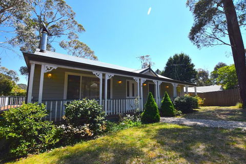 Rocky Mountain Cottage - Accommodation Find 1