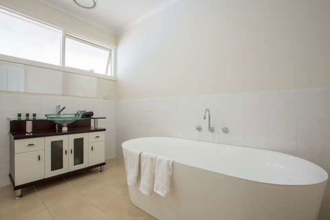 Spacious Comfortable Home In Wheelers Hill+pool - NT Tourism 2