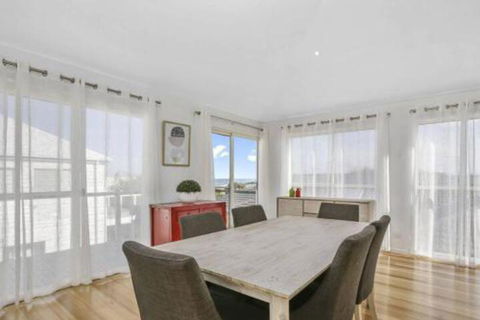 SEAVIEW Ocean Views From A Modern Townhouse - Victoria Tourism 6