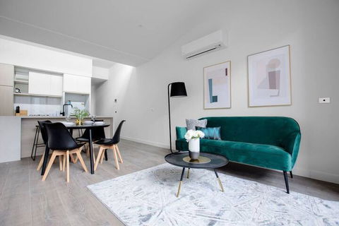 Taste Of Art! Stunning Townhouse Stayatmoonee Ponds - Accommodation Australia 1