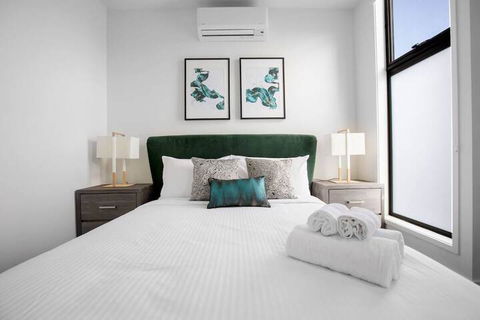 Taste Of Art! Stunning Townhouse Stayatmoonee Ponds - Accommodation Australia 5