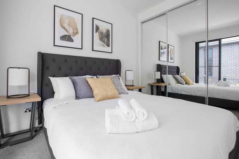 Taste Of Art! Stunning Townhouse Stayatmoonee Ponds - Accommodation Australia 7