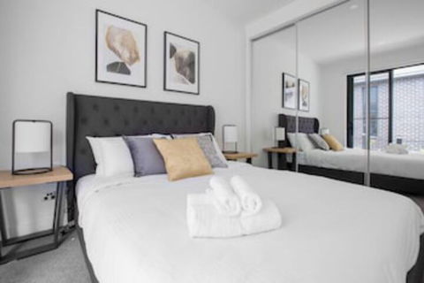 Taste Of Art! Stunning Townhouse Stayatmoonee Ponds - Accommodation Australia 0