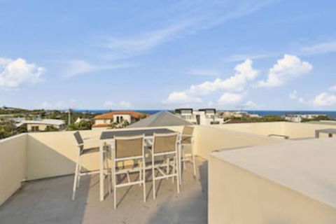 Sunshine Beach Self Contained Unit Beach Views Unit 2 Elouera 44 Elanda Street - Accommodation Newcastle 0