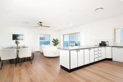 The Great Entertainer - Sunshine Coast Guide 0