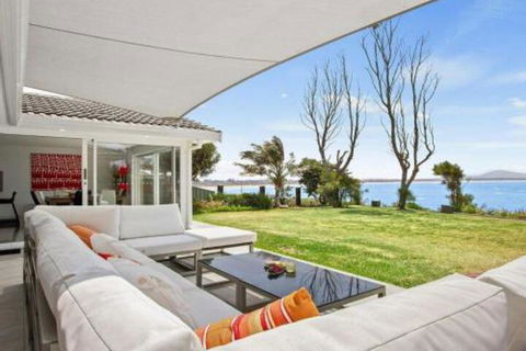 Karelda Absolute Waterfront Pet Friendly Property - Victoria Tourism 5