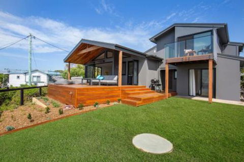 Seaview Pet Friendly With Stunning Views 1 Min To Beach - Yamba Accommodation 5