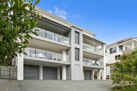 Stunning Apartment With Views Of Laguna Bay Unit 2 Taralla 16 Edgar Bennett Ave - Tweed Heads Accommodation 1