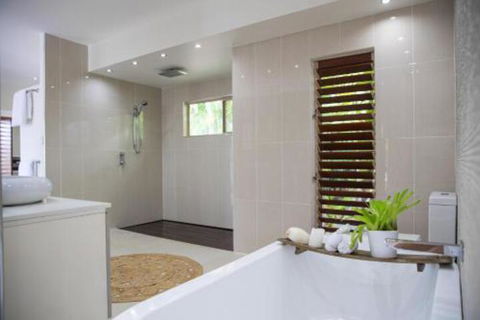Absolute Lakefront Port Douglas - Accommodation Sunshine Coast 3