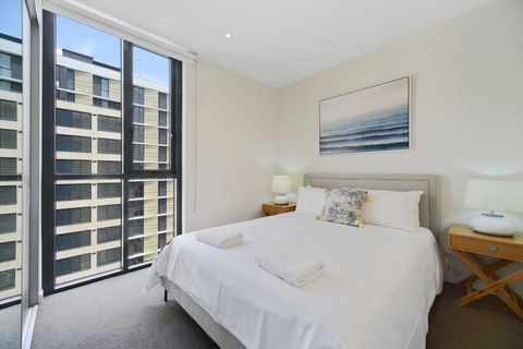 HomeHotel Luxurious High Rise Apt - Accommodation Find 3