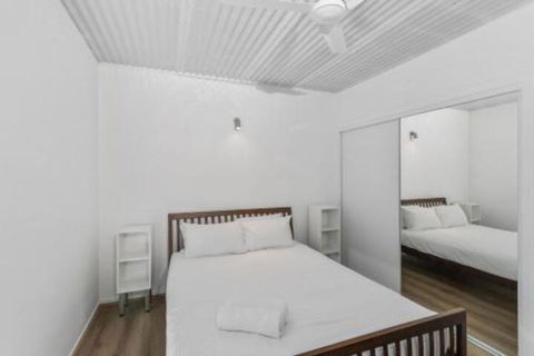 Foot Prints - Accommodation QLD 6