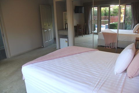 BEL MIREN SARAH LOUISA - Lightning Ridge Tourism 4