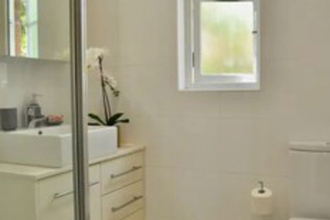 2 Bedroom Home In Kirribilli With A Great View - Accommodation Newcastle 2