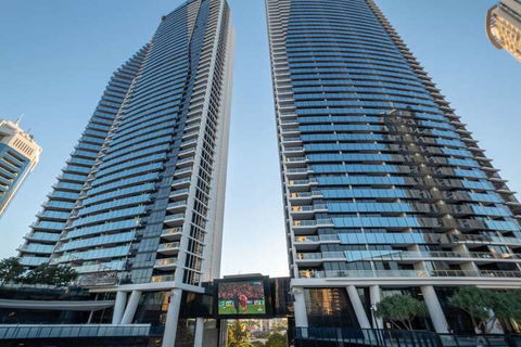 Circle On Cavill Luxury 2 Bedroom Ocean Views - Accommodation Newcastle 2