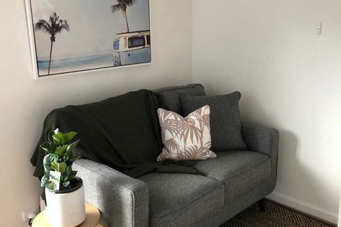 Sun-drenched 1 Bed Studio Apartment In Newtown - Accommodation Perth 3