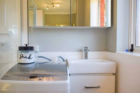 Sun-drenched 1 Bed Studio Apartment In Newtown - Accommodation Perth 7