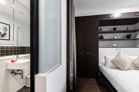 Modern Studio In Heart Of Lively Chapel Street - Whitsundays Tourism 3