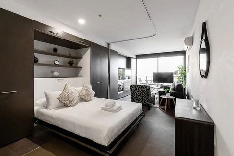 Modern Studio In Heart Of Lively Chapel Street - Whitsundays Tourism 5