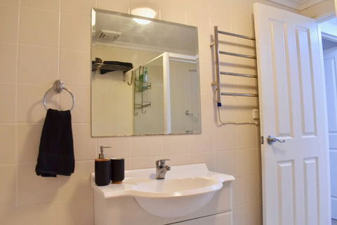 Quiet 1 Bedroom Flat In Concord - Accommodation VIC 5