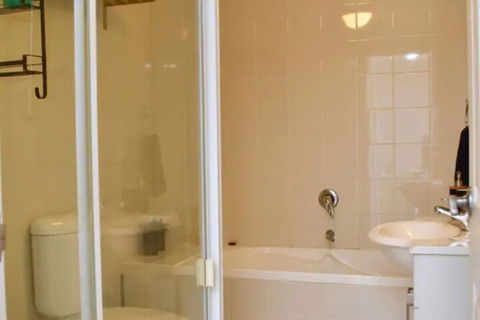 Quiet 1 Bedroom Flat In Concord - Accommodation VIC 3