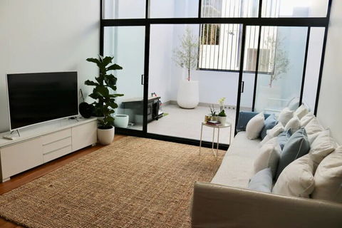 Converted Warehouse With A Local Touch - Hervey Bay Accommodation 5