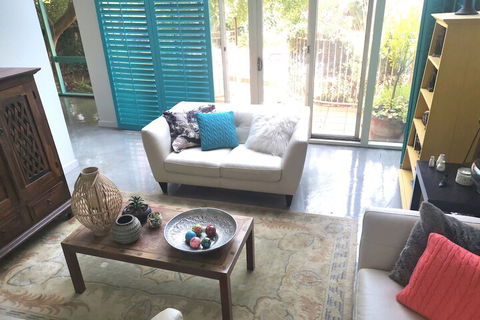 Stylish Comfortable Central Artists Home - Accommodation Batemans Bay 4