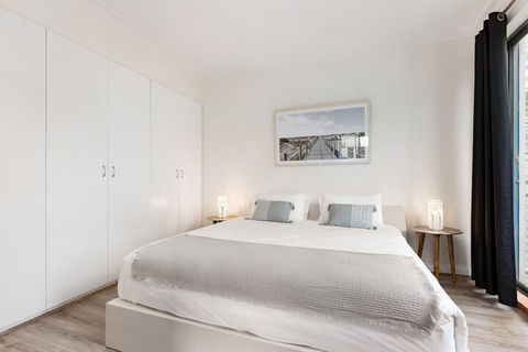 Spacious & Sunny 1 Bdrm In Surry Hills - FOV - Accommodation Yamba 4